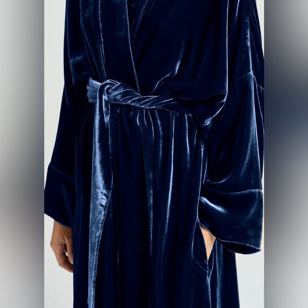 Luxurious Navy Velvet Robe - Picture 3 of 7